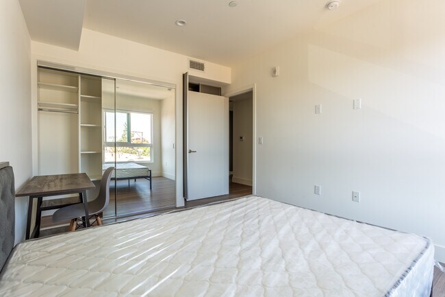 Foto del edificio - 1450 S Barrington Ave