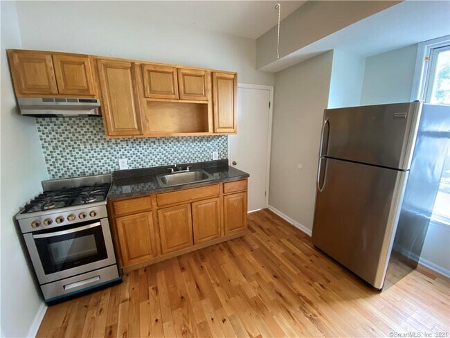 Building Photo - 923 Elm St