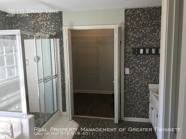Building Photo - Newly renovated Home.