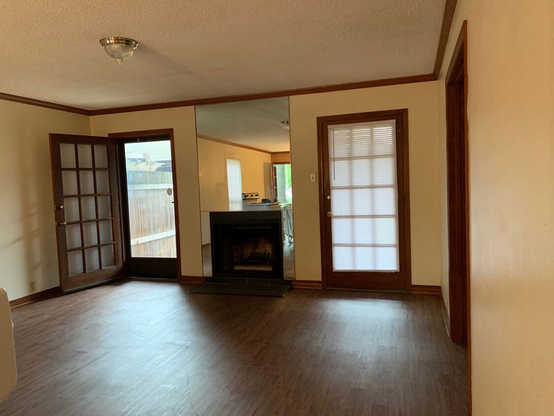 Primary Photo - Beautiful and Clean three bedroom flat dow...