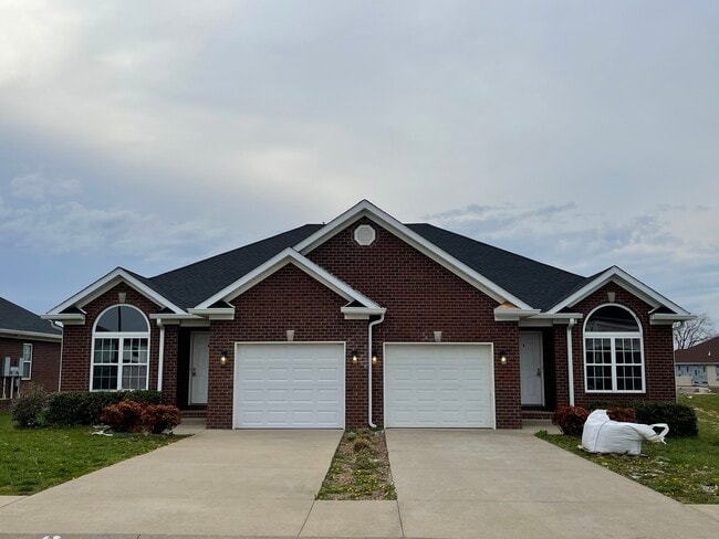 Building Photo - 717 Village Creek Dr