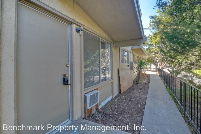 Building Photo - 504 S Tulip St