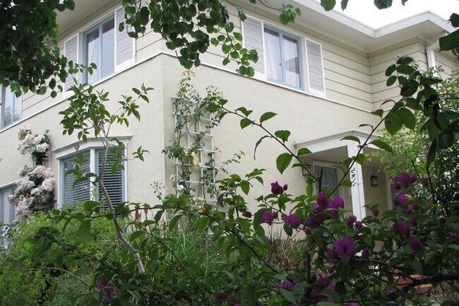 Building Photo - Desirable Elmwood Split Level Townhouse
