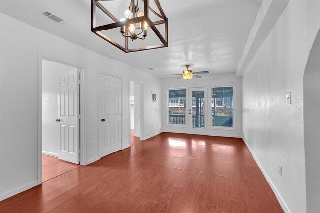 Foto del edificio - 8503 Rosemary Ln