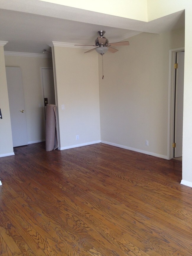 Foto del edificio - 2343 E 17th St