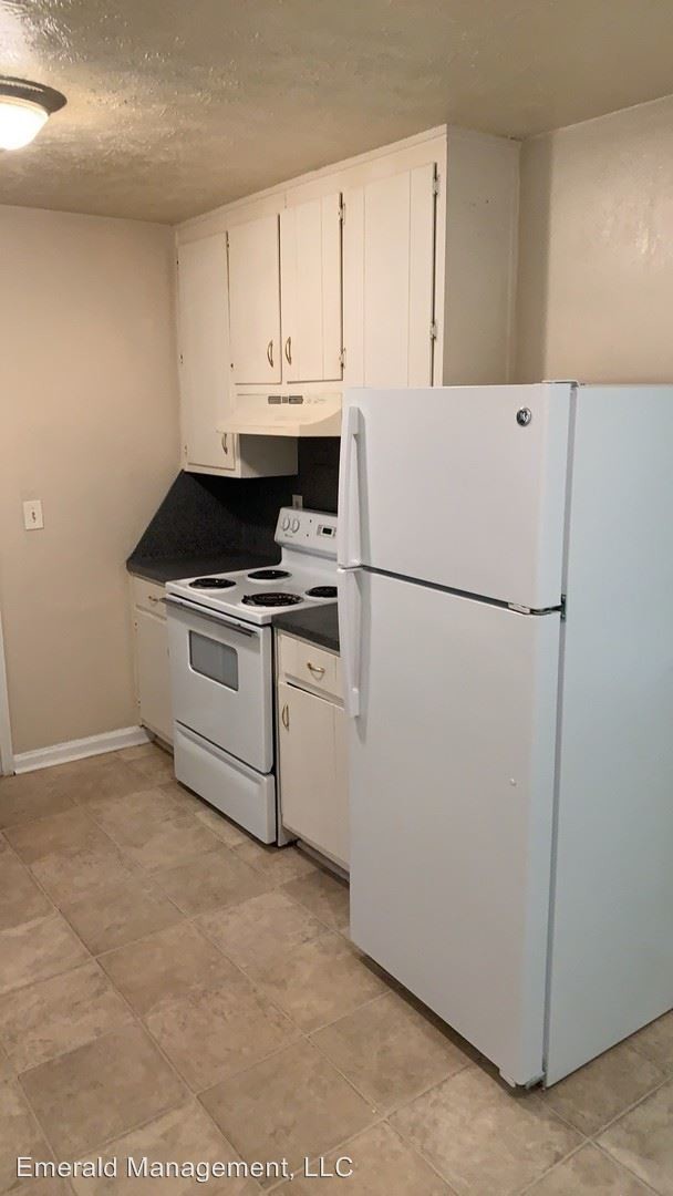 Building Photo - 405-407 Waterbury Dr