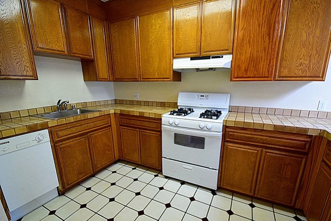 Building Photo - DOWNTOWN LARGE STUDIO, FULL KITCHEN, WALK-...