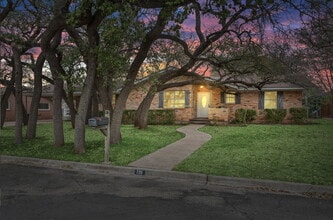 Building Photo - 725 Falcon Dr