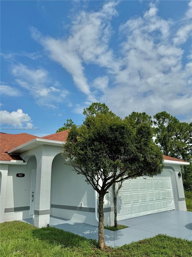 Building Photo - 813 Naples Ave S
