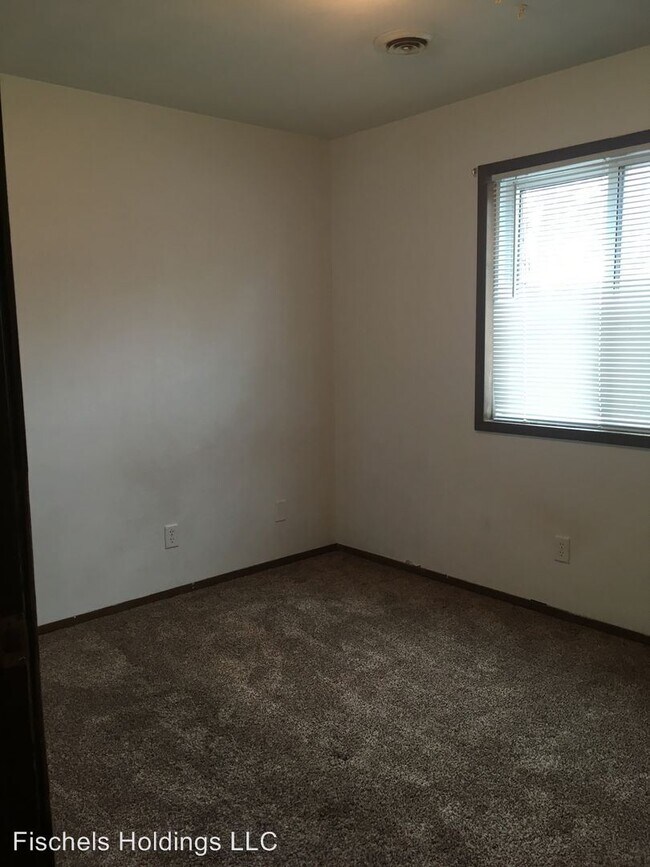 Building Photo - 115 1st St