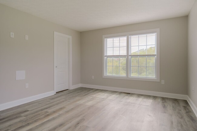 Building Photo - Oak Tree Townhome | 3-Bedrooms| July 21st