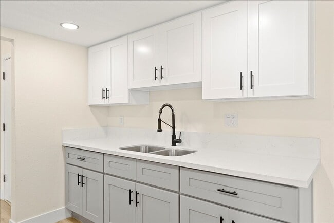 Building Photo - Brand New San Pedro Apartment!