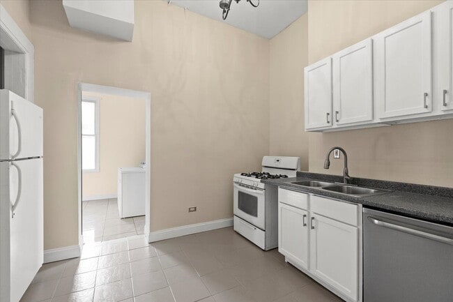 Building Photo - 229 Racine-2