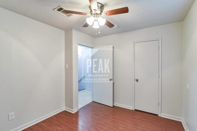 Building Photo - Prime Location Townhome Offer Just Minutes...
