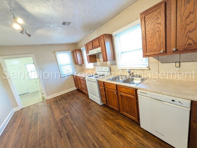 Foto del edificio - For Lease | Kendall-Whittier | 3 bed, 2 ba...