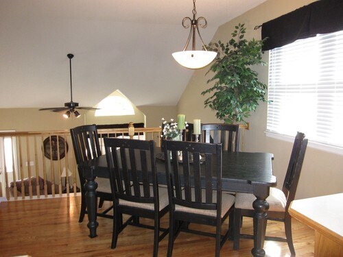 Foto del edificio - {12532} Immaculate Split-Level Home + Fenc...