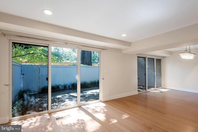 Foto del edificio - 5250 Pooks Hill Rd