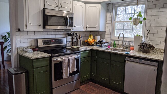 Kitchen - 1362 Parkway Rd