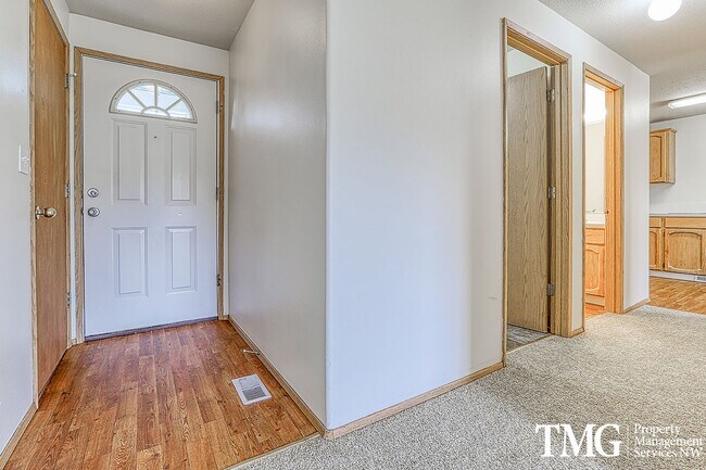 Foto del edificio - Loft for computer, vaulted ceilings, gas F...