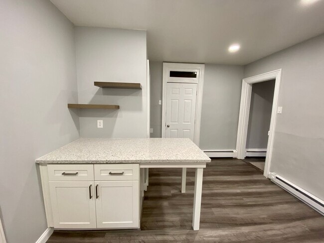 Building Photo - Renovated 2 Bed/1.5 Bath on a Quiet Street...