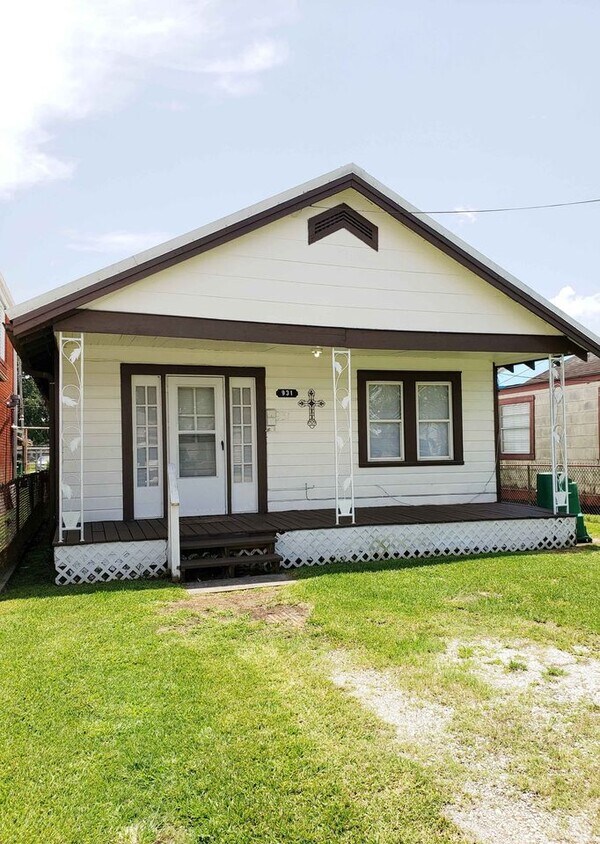 Primary Photo - 931 Ave. B