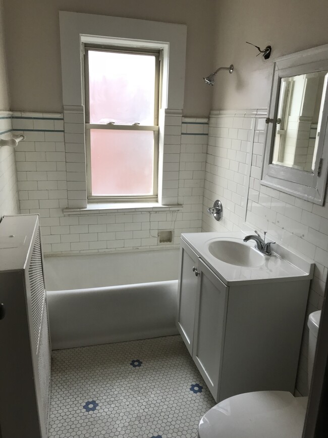 bathroom - 1610 W 5th Ave