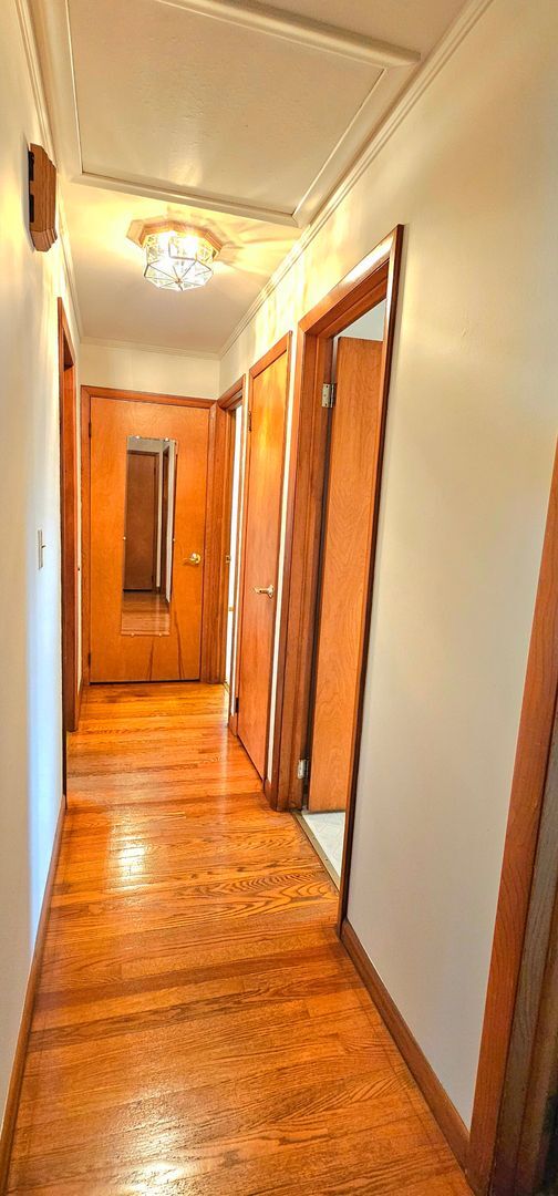 Building Photo - Welcome to this charming 2 bedroom, 1 bath...