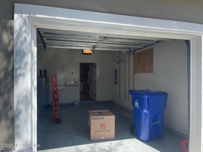 Building Photo - 425 Scrub Jay Dr