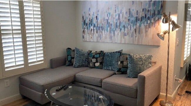 Foto del edificio - SUMMERLIN CONDO-FULLY FURNISHED, ALL UTILITIES INCLUDED!