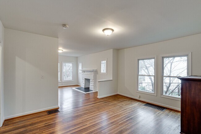 Foto del edificio - Two Bedroom Craftsmen for Rent!