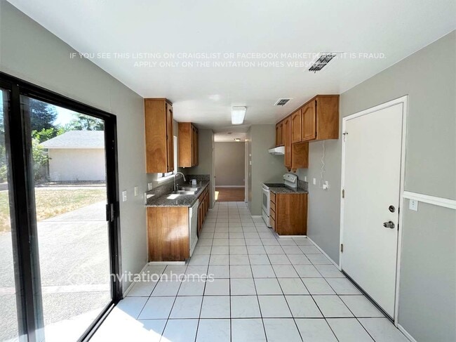 Building Photo - 3561 Binghamton Dr