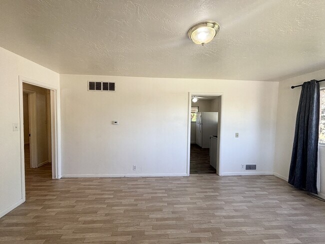 Building Photo - 80 400 S