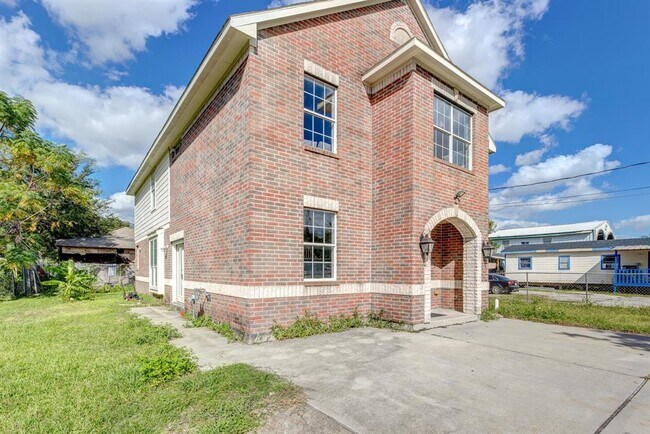 Building Photo - 14633 Renault St