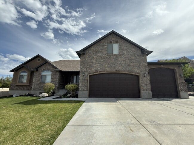 Building Photo - 301 W Birch Dr