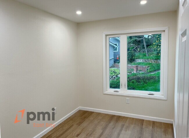 Foto del edificio - Captivating 3br / 1ba Apartment with Stunning Carquinez Bridge Views