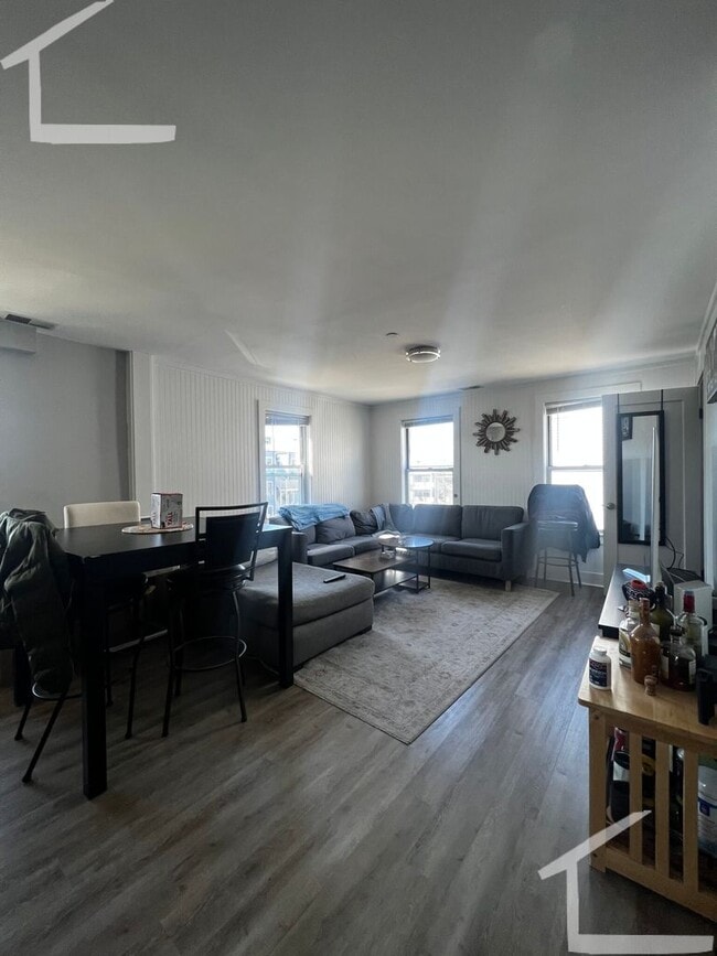 Building Photo - VERY NICE 3.5 BED IN SOUTH BOSTON!!!