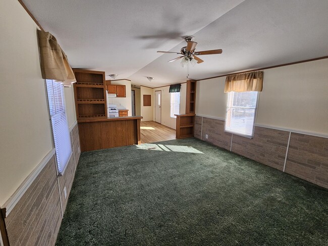 Building Photo - 6 Maple Ln