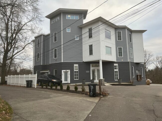 Frente - 300 Fairview Ave