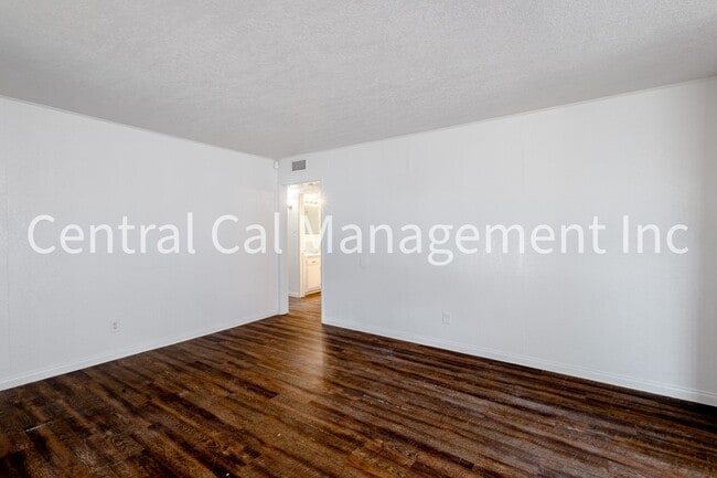 Building Photo - 4 Bedroom/2 Bath Home in Central Bakersfield - $2095 Per Month!