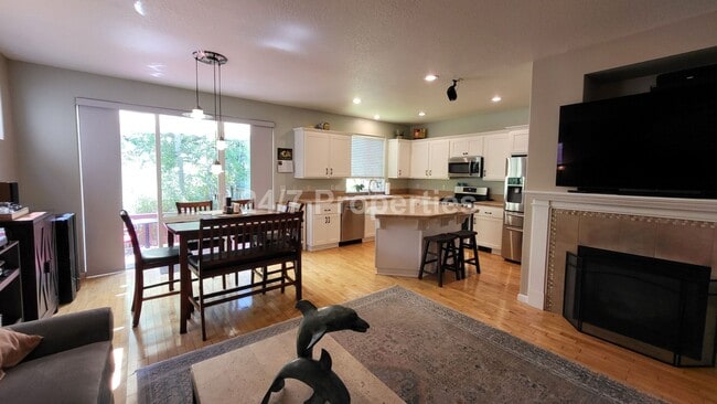 Building Photo - Beautiful 3 BD | 2.5 BA Near Tanner Creek ...