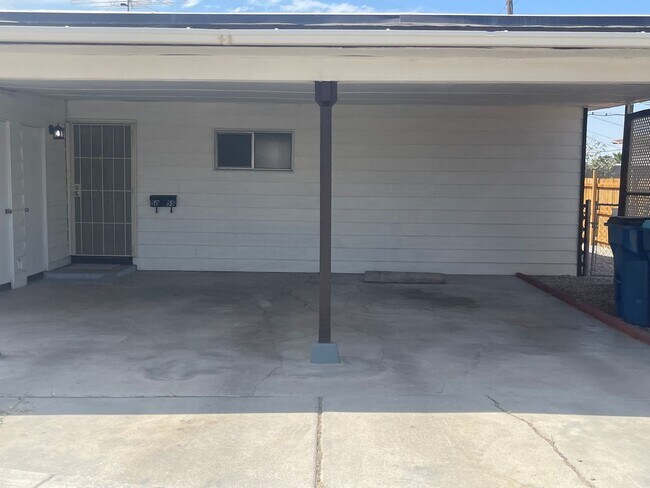 Foto del edificio - Classic 3Bed/2Bath single story home located near Boulder Highway