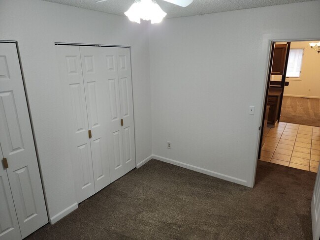Building Photo - 2 bed 1.75 bath apartment close to JBER.