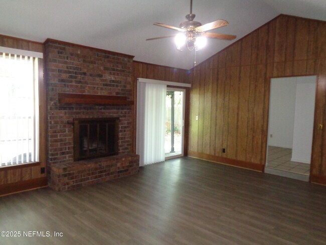 Foto del edificio - 812 Maplewood Ln