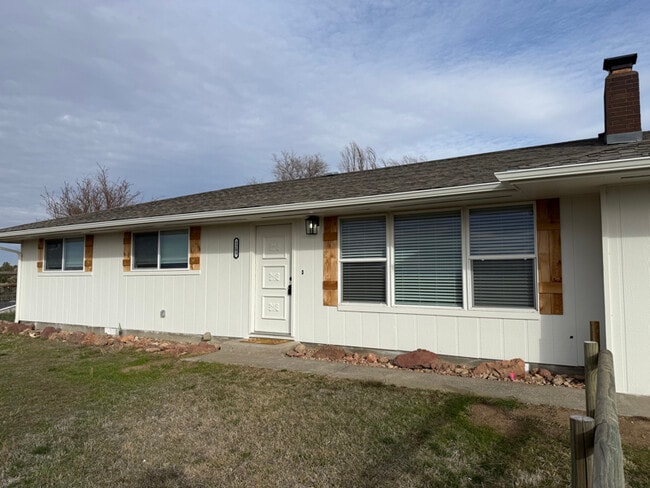 Building Photo - 1209 NE Brown Dr