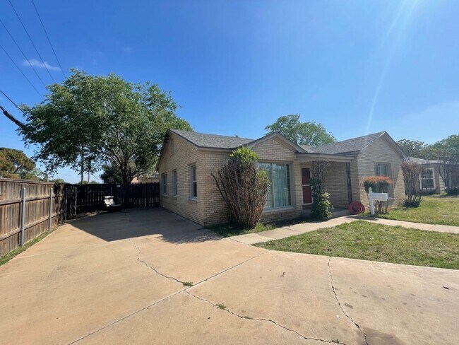Building Photo - Corner lot house with Large bedrooms