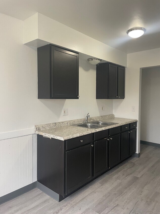 744 E Michigan Ave Unit 06, Battle Creek, MI 49014 Room for Rent in