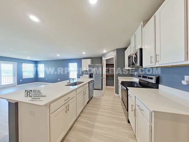 Building Photo - Spacious 5-Bed/3-Bath in Silver Lake Village | Pet Friendly!