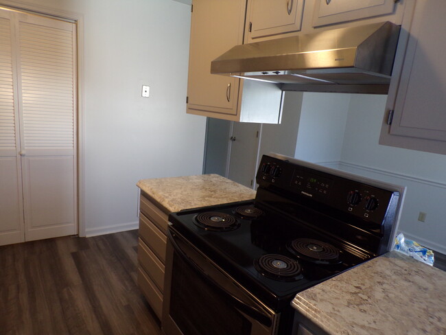 Kitchen/dining/utility - 506 Deer Lick Pl