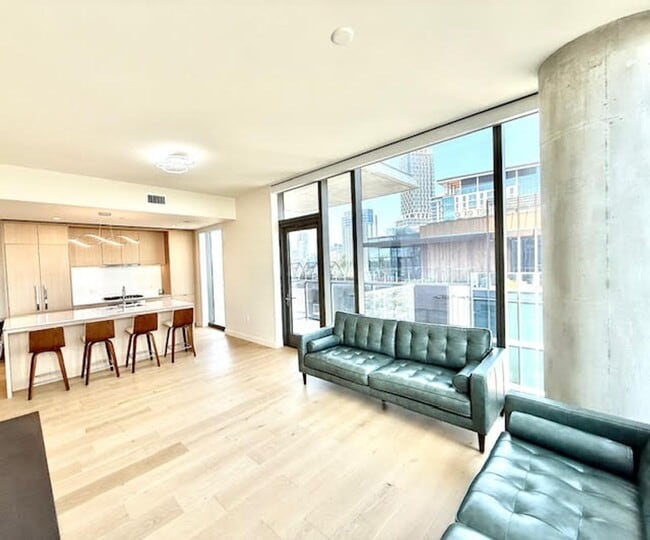 Building Photo - Gorgeous 30th Floor 2BD / 2BA Corner Sky R...