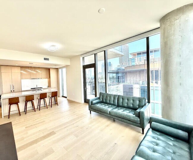 Foto del edificio - Gorgeous 30th Floor 2BD / 2BA Corner Sky R...